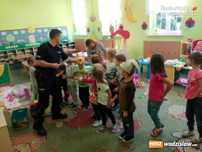 Zdjęcie w galerii na portalu naszwodzislaw.com: Bezpieczna droga do... przedszkola. Dzielnicowi z Radlina edukują najmłodszych  wiadomości z regionu