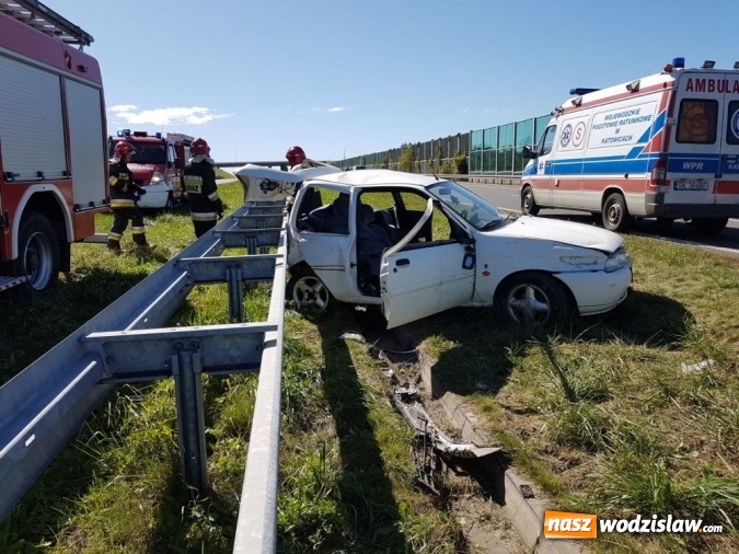Zdjęcie w galerii na portalu naszwodzislaw.com: Wypadek na A1 w Mszanie. Kierowca został uwięziony w rozbitym samochodzie  wiadomości z regionu