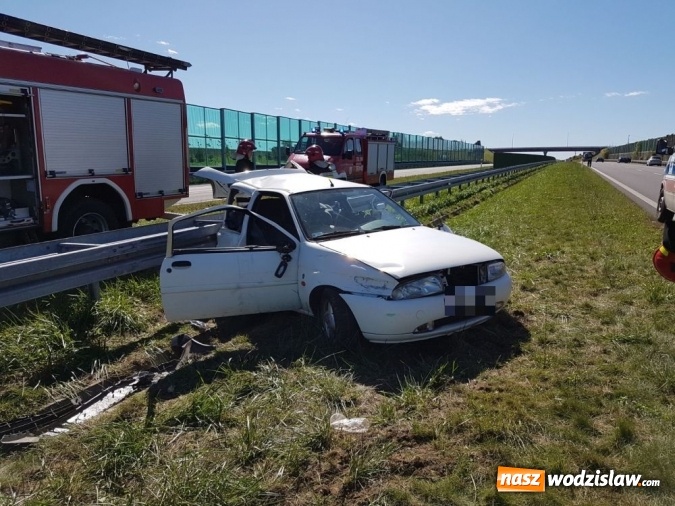 Zdjęcie w galerii na portalu naszwodzislaw.com: Wypadek na A1 w Mszanie. Kierowca został uwięziony w rozbitym samochodzie  wiadomości z regionu