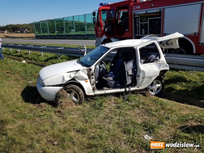 Zdjęcie w galerii na portalu naszwodzislaw.com: Wypadek na A1 w Mszanie. Kierowca został uwięziony w rozbitym samochodzie  wiadomości z regionu