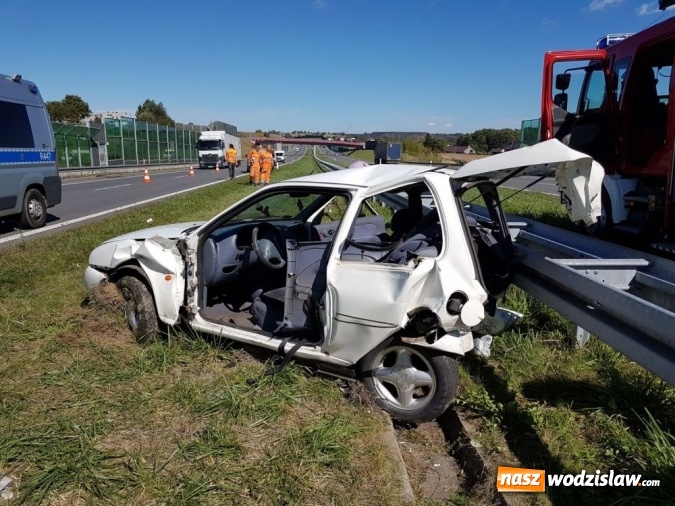 Zdjęcie w galerii na portalu naszwodzislaw.com: Wypadek na A1 w Mszanie. Kierowca został uwięziony w rozbitym samochodzie  wiadomości z regionu
