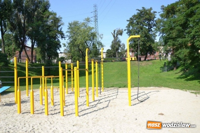 Zdjęcie w galerii na portalu naszwodzislaw.com: Radlin: Atletyczna Emma, czyli kalistenika i orczyk na familokach  wiadomości z regionu