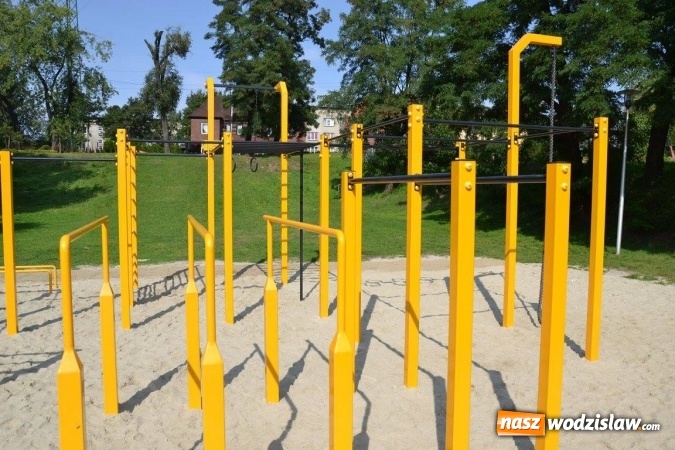 Zdjęcie w galerii na portalu naszwodzislaw.com: Radlin: Atletyczna Emma, czyli kalistenika i orczyk na familokach  wiadomości z regionu