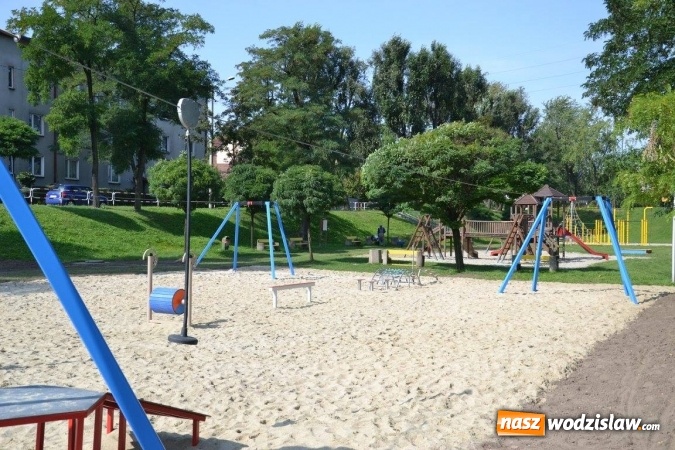 Zdjęcie w galerii na portalu naszwodzislaw.com: Radlin: Atletyczna Emma, czyli kalistenika i orczyk na familokach  wiadomości z regionu