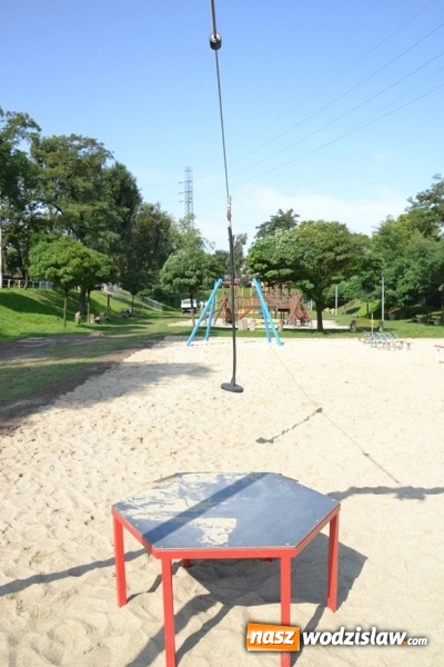 Zdjęcie w galerii na portalu naszwodzislaw.com: Radlin: Atletyczna Emma, czyli kalistenika i orczyk na familokach  wiadomości z regionu