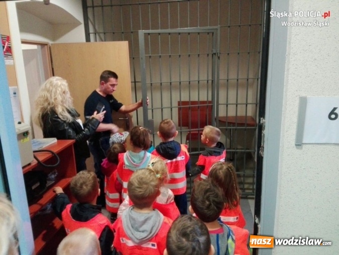 Zdjęcie w galerii na portalu naszwodzislaw.com: Przedszkolaki z wizytą w komisariacie wiadomości z regionu