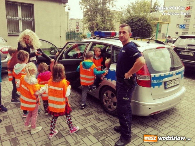 Zdjęcie w galerii na portalu naszwodzislaw.com: Przedszkolaki z wizytą w komisariacie wiadomości z regionu