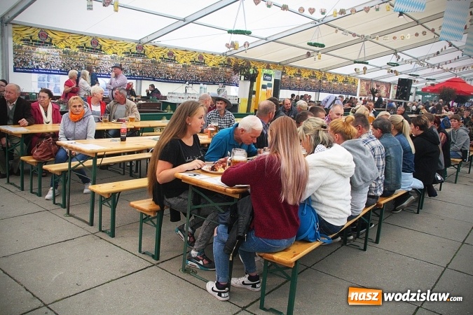 Zdjęcie w galerii na portalu naszwodzislaw.com: Dwa uderzenia i piwo się polało. Oktoberfest w Wodzisławiu trwa w najlepsze  wiadomości z regionu