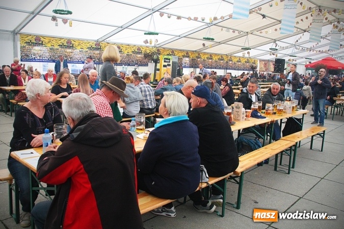 Zdjęcie w galerii na portalu naszwodzislaw.com: Dwa uderzenia i piwo się polało. Oktoberfest w Wodzisławiu trwa w najlepsze  wiadomości z regionu