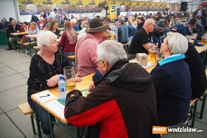 Zdjęcie w galerii na portalu naszwodzislaw.com: Dwa uderzenia i piwo się polało. Oktoberfest w Wodzisławiu trwa w najlepsze  wiadomości z regionu