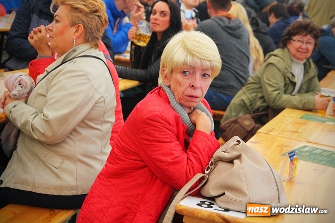 Zdjęcie w galerii na portalu naszwodzislaw.com: Dwa uderzenia i piwo się polało. Oktoberfest w Wodzisławiu trwa w najlepsze  wiadomości z regionu