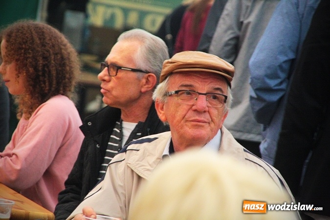 Zdjęcie w galerii na portalu naszwodzislaw.com: Dwa uderzenia i piwo się polało. Oktoberfest w Wodzisławiu trwa w najlepsze  wiadomości z regionu