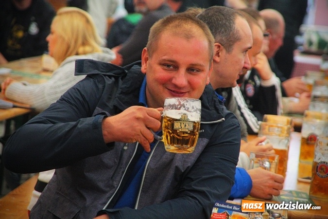 Zdjęcie w galerii na portalu naszwodzislaw.com: Dwa uderzenia i piwo się polało. Oktoberfest w Wodzisławiu trwa w najlepsze  wiadomości z regionu
