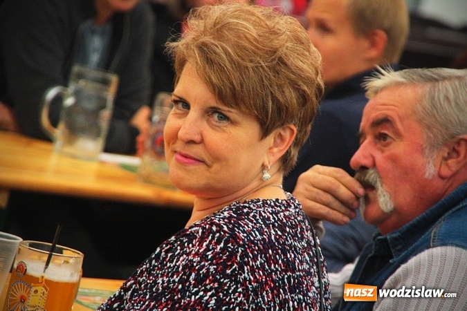 Zdjęcie w galerii na portalu naszwodzislaw.com: Dwa uderzenia i piwo się polało. Oktoberfest w Wodzisławiu trwa w najlepsze  wiadomości z regionu