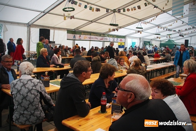 Zdjęcie w galerii na portalu naszwodzislaw.com: Dwa uderzenia i piwo się polało. Oktoberfest w Wodzisławiu trwa w najlepsze  wiadomości z regionu