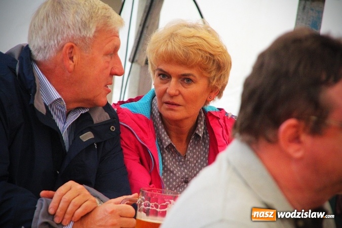 Zdjęcie w galerii na portalu naszwodzislaw.com: Dwa uderzenia i piwo się polało. Oktoberfest w Wodzisławiu trwa w najlepsze  wiadomości z regionu