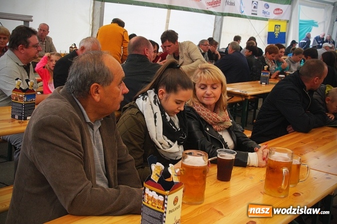 Zdjęcie w galerii na portalu naszwodzislaw.com: Dwa uderzenia i piwo się polało. Oktoberfest w Wodzisławiu trwa w najlepsze  wiadomości z regionu