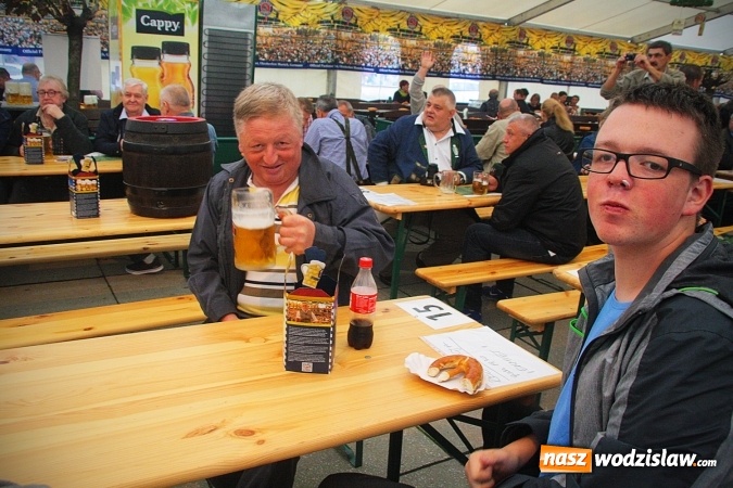 Zdjęcie w galerii na portalu naszwodzislaw.com: Dwa uderzenia i piwo się polało. Oktoberfest w Wodzisławiu trwa w najlepsze  wiadomości z regionu