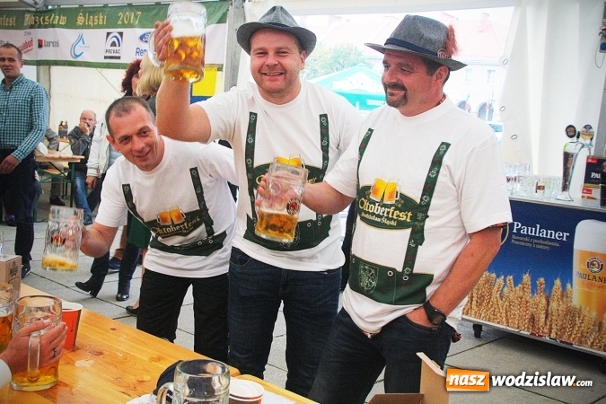 Zdjęcie w galerii na portalu naszwodzislaw.com: Dwa uderzenia i piwo się polało. Oktoberfest w Wodzisławiu trwa w najlepsze  wiadomości z regionu