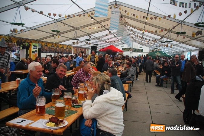 Zdjęcie w galerii na portalu naszwodzislaw.com: Dwa uderzenia i piwo się polało. Oktoberfest w Wodzisławiu trwa w najlepsze  wiadomości z regionu