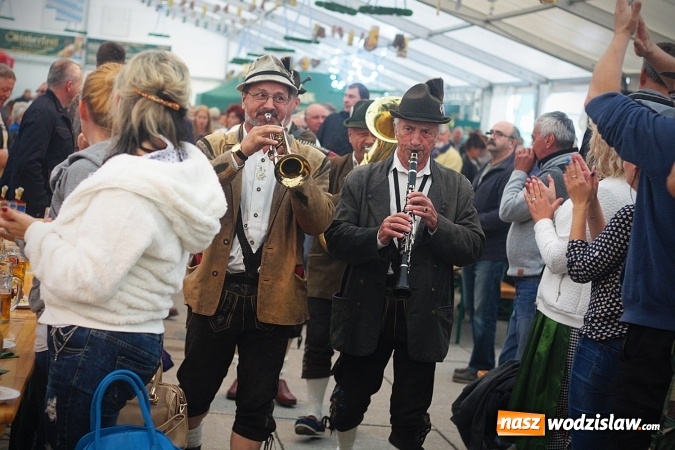 Zdjęcie w galerii na portalu naszwodzislaw.com: Dwa uderzenia i piwo się polało. Oktoberfest w Wodzisławiu trwa w najlepsze  wiadomości z regionu