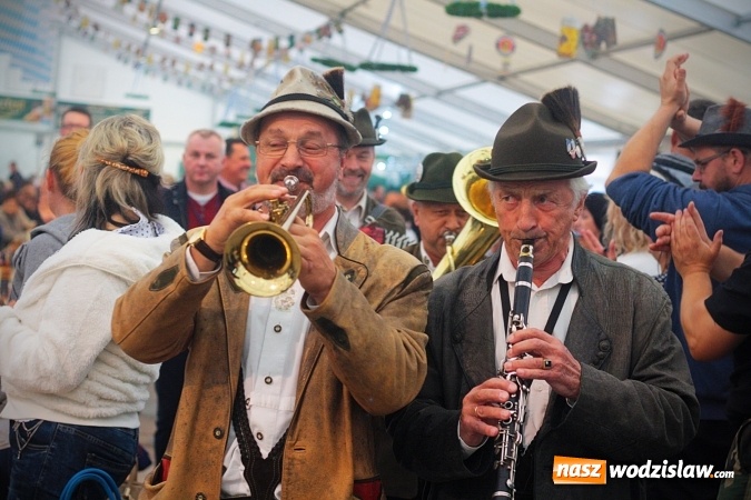 Zdjęcie w galerii na portalu naszwodzislaw.com: Dwa uderzenia i piwo się polało. Oktoberfest w Wodzisławiu trwa w najlepsze  wiadomości z regionu