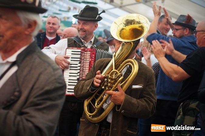 Zdjęcie w galerii na portalu naszwodzislaw.com: Dwa uderzenia i piwo się polało. Oktoberfest w Wodzisławiu trwa w najlepsze  wiadomości z regionu