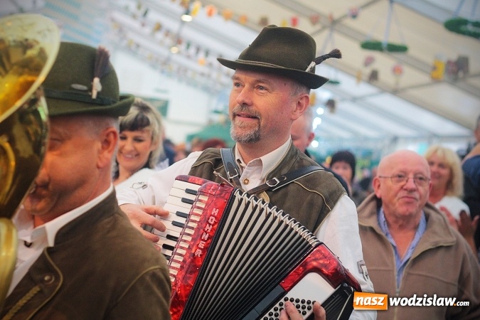 Zdjęcie w galerii na portalu naszwodzislaw.com: Dwa uderzenia i piwo się polało. Oktoberfest w Wodzisławiu trwa w najlepsze  wiadomości z regionu