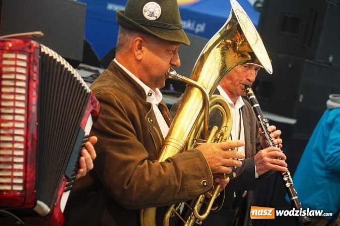 Zdjęcie w galerii na portalu naszwodzislaw.com: Dwa uderzenia i piwo się polało. Oktoberfest w Wodzisławiu trwa w najlepsze  wiadomości z regionu