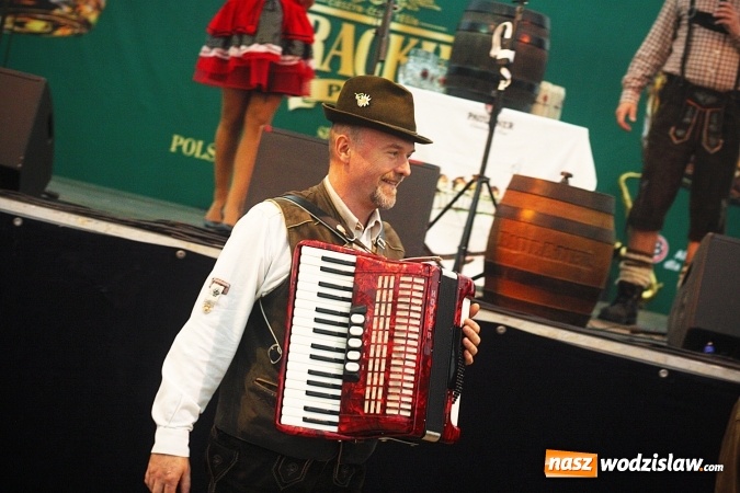 Zdjęcie w galerii na portalu naszwodzislaw.com: Dwa uderzenia i piwo się polało. Oktoberfest w Wodzisławiu trwa w najlepsze  wiadomości z regionu