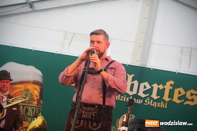 Zdjęcie w galerii na portalu naszwodzislaw.com: Dwa uderzenia i piwo się polało. Oktoberfest w Wodzisławiu trwa w najlepsze  wiadomości z regionu