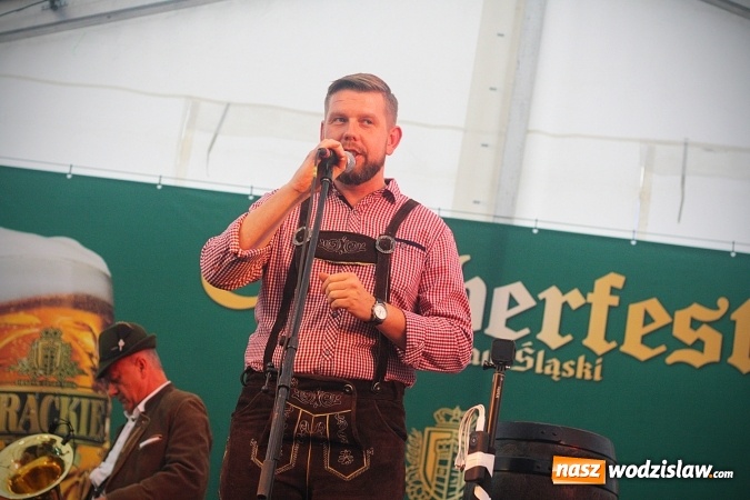 Zdjęcie w galerii na portalu naszwodzislaw.com: Dwa uderzenia i piwo się polało. Oktoberfest w Wodzisławiu trwa w najlepsze  wiadomości z regionu