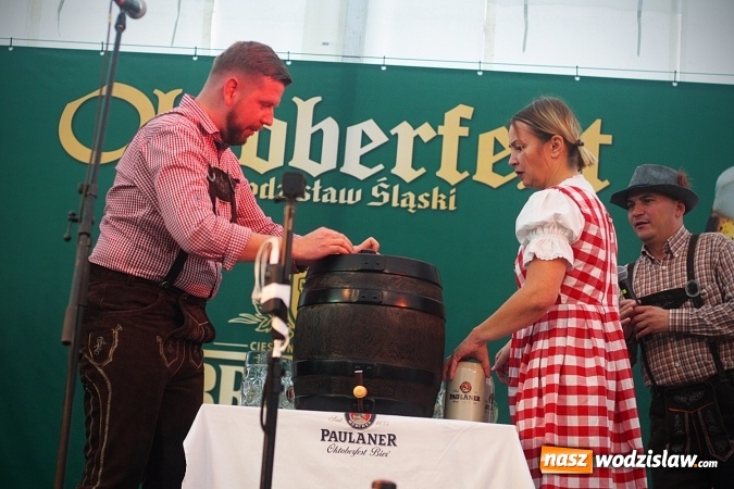 Zdjęcie w galerii na portalu naszwodzislaw.com: Dwa uderzenia i piwo się polało. Oktoberfest w Wodzisławiu trwa w najlepsze  wiadomości z regionu