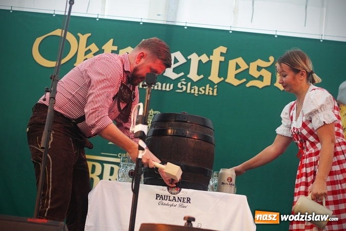 Zdjęcie w galerii na portalu naszwodzislaw.com: Dwa uderzenia i piwo się polało. Oktoberfest w Wodzisławiu trwa w najlepsze  wiadomości z regionu