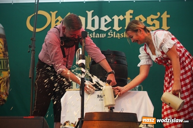Zdjęcie w galerii na portalu naszwodzislaw.com: Dwa uderzenia i piwo się polało. Oktoberfest w Wodzisławiu trwa w najlepsze  wiadomości z regionu