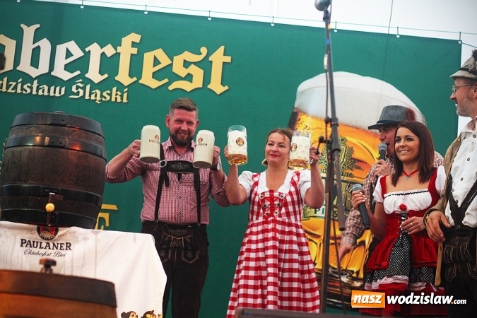 Zdjęcie w galerii na portalu naszwodzislaw.com: Dwa uderzenia i piwo się polało. Oktoberfest w Wodzisławiu trwa w najlepsze  wiadomości z regionu