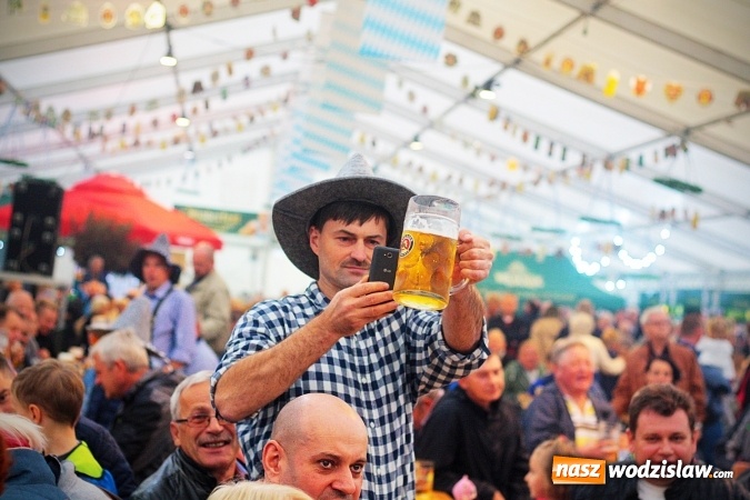 Zdjęcie w galerii na portalu naszwodzislaw.com: Dwa uderzenia i piwo się polało. Oktoberfest w Wodzisławiu trwa w najlepsze  wiadomości z regionu
