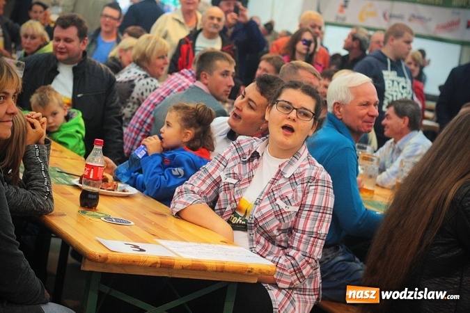 Zdjęcie w galerii na portalu naszwodzislaw.com: Dwa uderzenia i piwo się polało. Oktoberfest w Wodzisławiu trwa w najlepsze  wiadomości z regionu