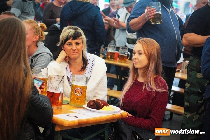 Zdjęcie w galerii na portalu naszwodzislaw.com: Dwa uderzenia i piwo się polało. Oktoberfest w Wodzisławiu trwa w najlepsze  wiadomości z regionu