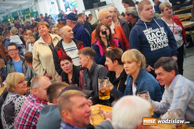 Zdjęcie w galerii na portalu naszwodzislaw.com: Dwa uderzenia i piwo się polało. Oktoberfest w Wodzisławiu trwa w najlepsze  wiadomości z regionu