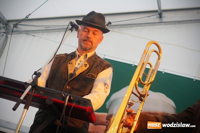 Zdjęcie w galerii na portalu naszwodzislaw.com: Dwa uderzenia i piwo się polało. Oktoberfest w Wodzisławiu trwa w najlepsze  wiadomości z regionu