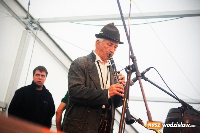 Zdjęcie w galerii na portalu naszwodzislaw.com: Dwa uderzenia i piwo się polało. Oktoberfest w Wodzisławiu trwa w najlepsze  wiadomości z regionu