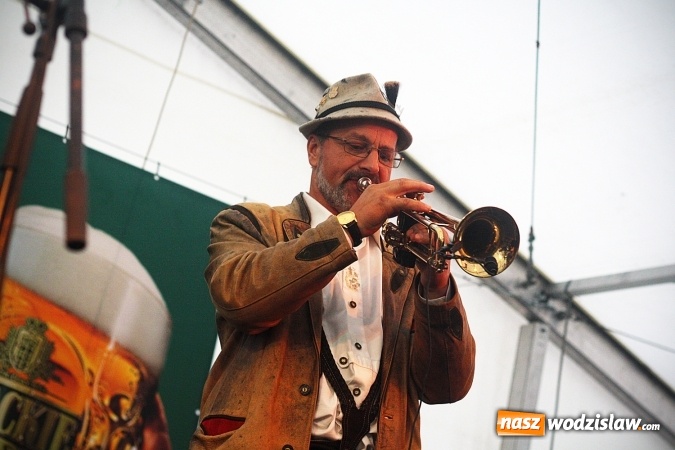 Zdjęcie w galerii na portalu naszwodzislaw.com: Dwa uderzenia i piwo się polało. Oktoberfest w Wodzisławiu trwa w najlepsze  wiadomości z regionu