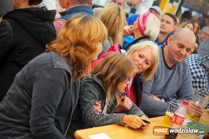 Zdjęcie w galerii na portalu naszwodzislaw.com: Dwa uderzenia i piwo się polało. Oktoberfest w Wodzisławiu trwa w najlepsze  wiadomości z regionu