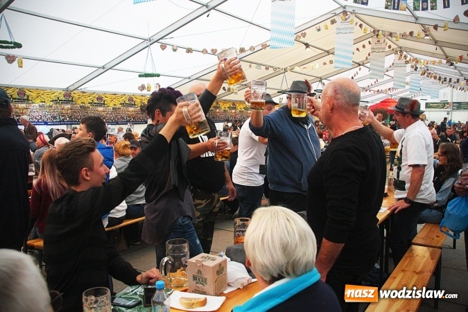 Zdjęcie w galerii na portalu naszwodzislaw.com: Dwa uderzenia i piwo się polało. Oktoberfest w Wodzisławiu trwa w najlepsze  wiadomości z regionu