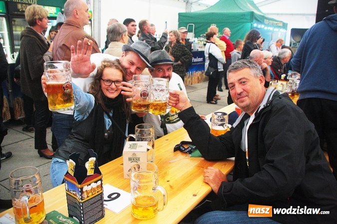 Zdjęcie w galerii na portalu naszwodzislaw.com: Dwa uderzenia i piwo się polało. Oktoberfest w Wodzisławiu trwa w najlepsze  wiadomości z regionu