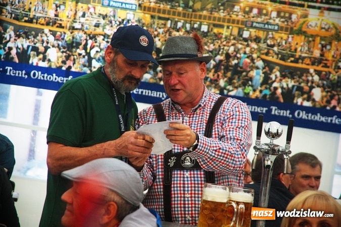 Zdjęcie w galerii na portalu naszwodzislaw.com: Dwa uderzenia i piwo się polało. Oktoberfest w Wodzisławiu trwa w najlepsze  wiadomości z regionu