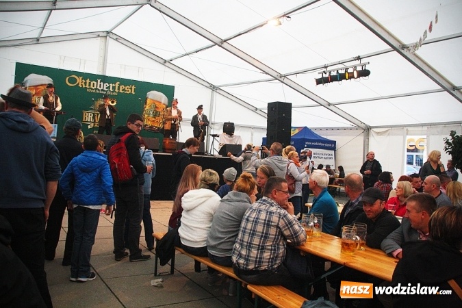 Zdjęcie w galerii na portalu naszwodzislaw.com: Dwa uderzenia i piwo się polało. Oktoberfest w Wodzisławiu trwa w najlepsze  wiadomości z regionu