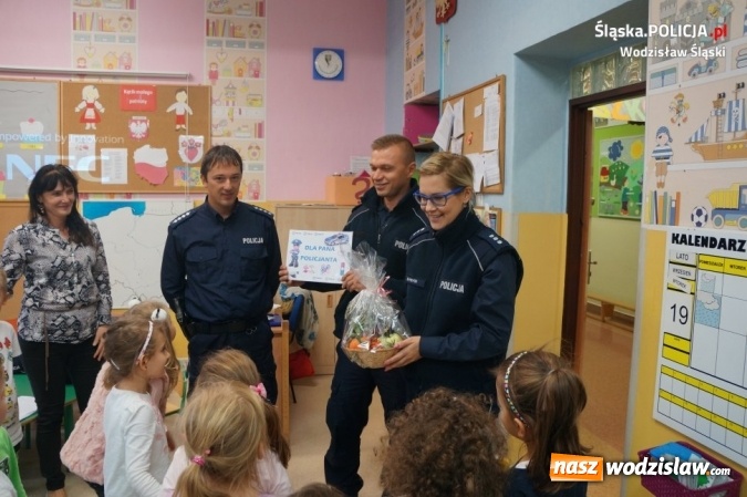 Zdjęcie w galerii na portalu naszwodzislaw.com: Policjanci ze Sznupkiem edukują dzieci wiadomości z regionu