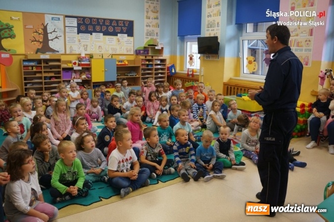 Zdjęcie w galerii na portalu naszwodzislaw.com: Policjanci ze Sznupkiem edukują dzieci wiadomości z regionu